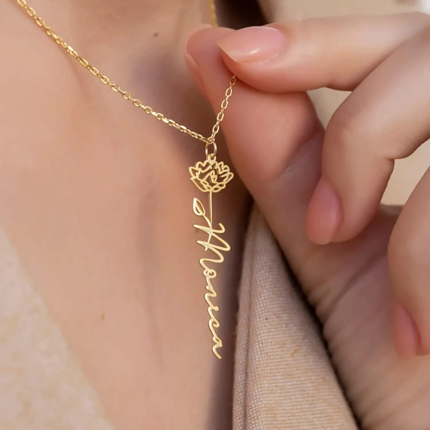 Birth Flower Necklace Custom Name Necklace Personalized Birth Month Dainty Flower Necklace in 18K Gold Plated Engrave Birth Flower Name Necklace for Women Her Mom Sisters Girls
