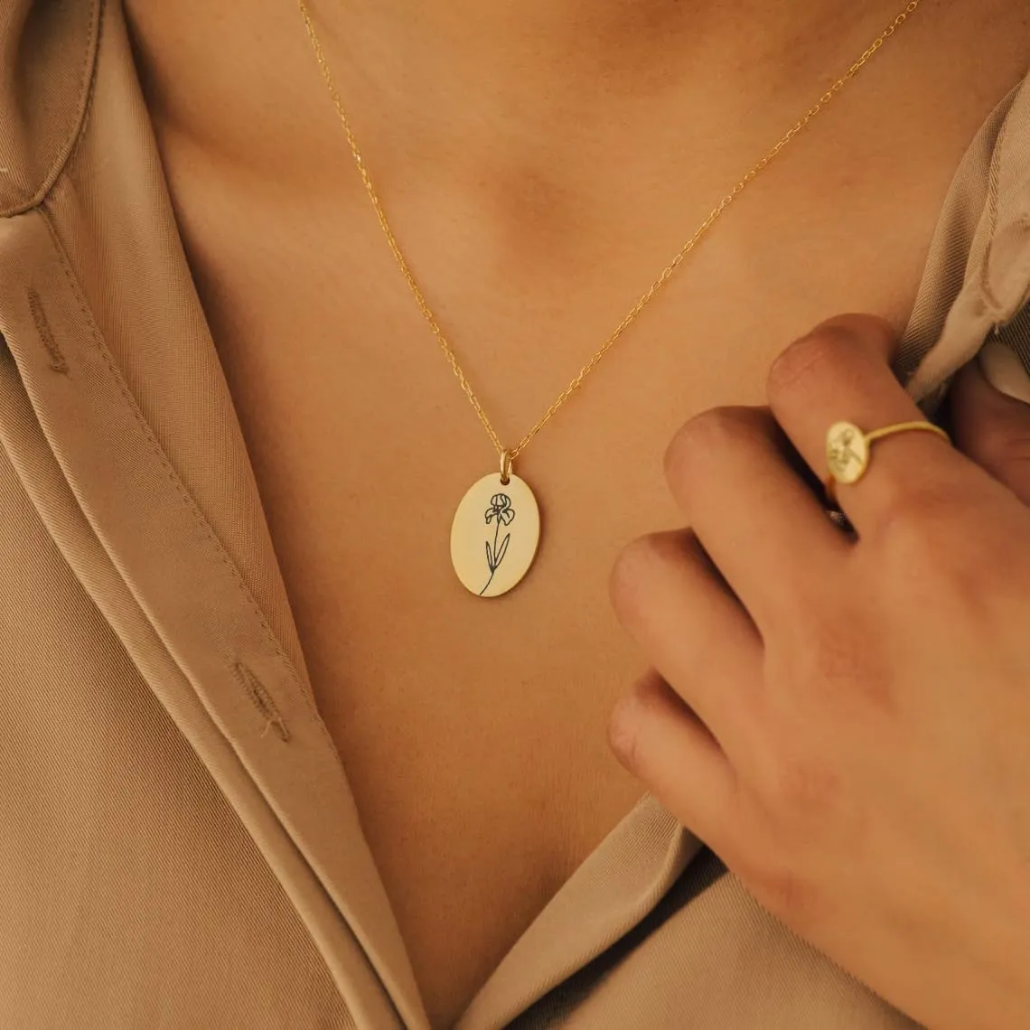 Birth Flower Necklace for Women 18k Gold Plated Custom Floral Pendant Necklaces Dainty Birth Month Flower Oval Coin Pendant Necklace Personalized Jewelry For Her