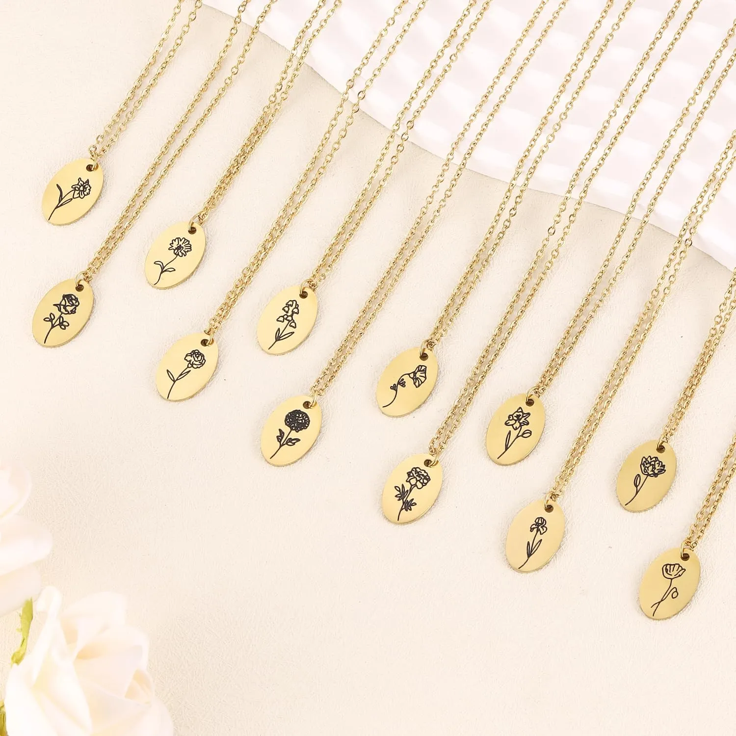 Birth Flower Necklace for Women 18k Gold Plated Custom Floral Pendant Necklaces Dainty Birth Month Flower Oval Coin Pendant Necklace Personalized Jewelry For Her