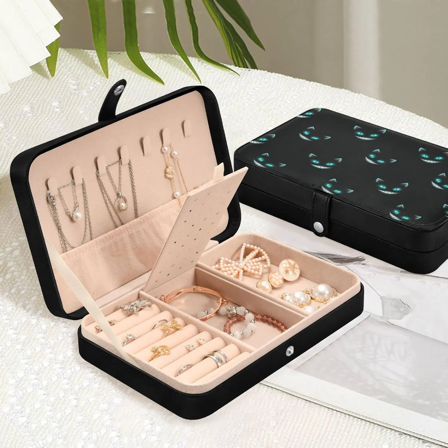 Cheshire Cat Texture Jewelry Box for Women Girls, PU Leather Jewelry Travel Organizer, Portable Small Jewelry Case, Personalized Jewelry Storage Holder for Ring Earrings Necklace Bracelet boxes