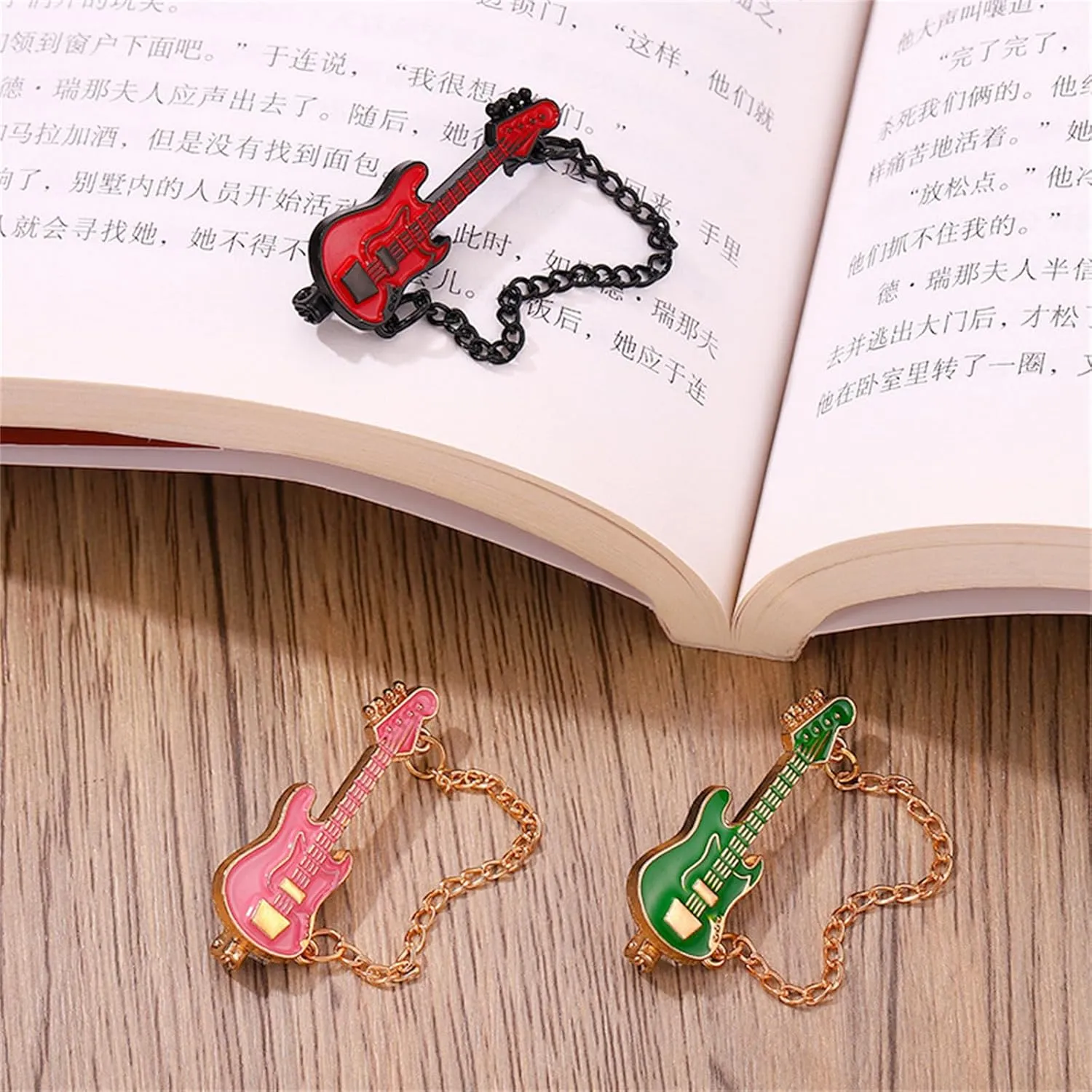 Guitar Tassel Chain Brooch Pin Cute Enamel Musical Instrument Badges on Backpack Guitar Brooches Badges Pins Present Gifts Accessories Brooch