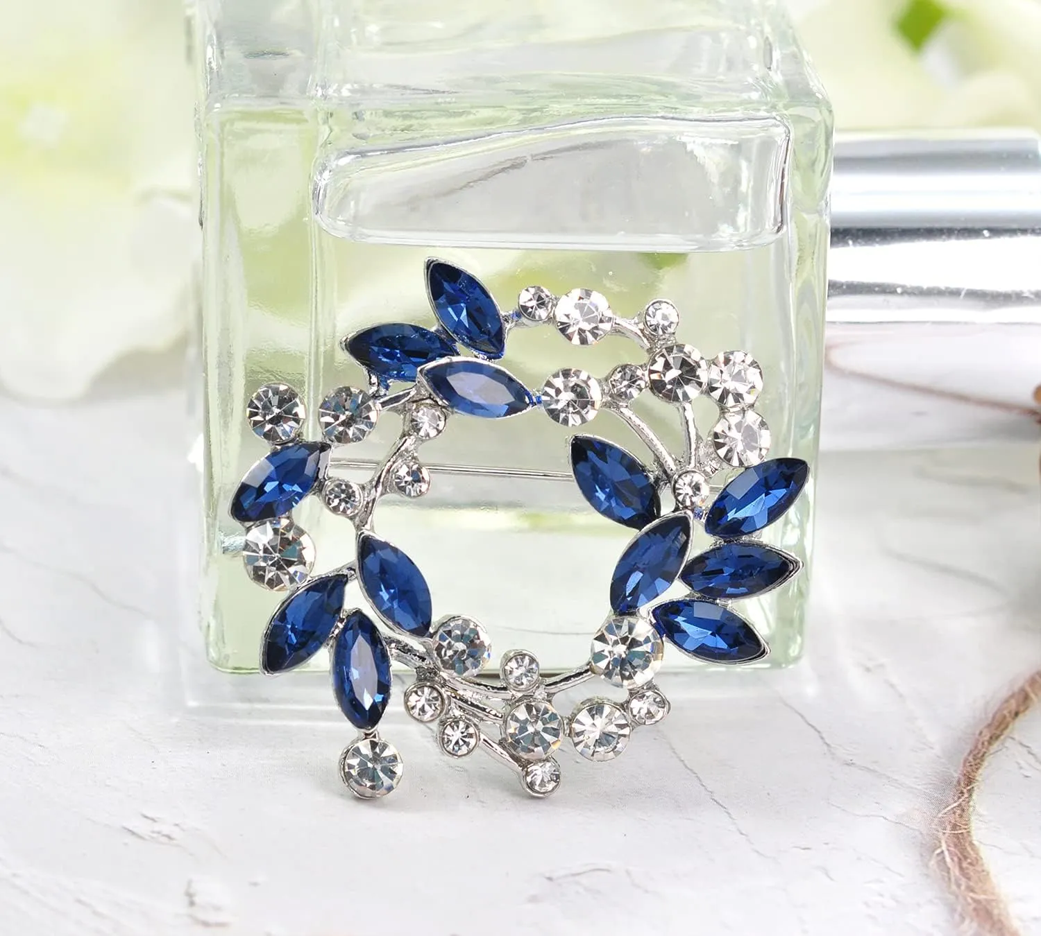 Gyn&Joy Clear Crystal Rhinestone Floral Wreath Pin Brooch BZ005