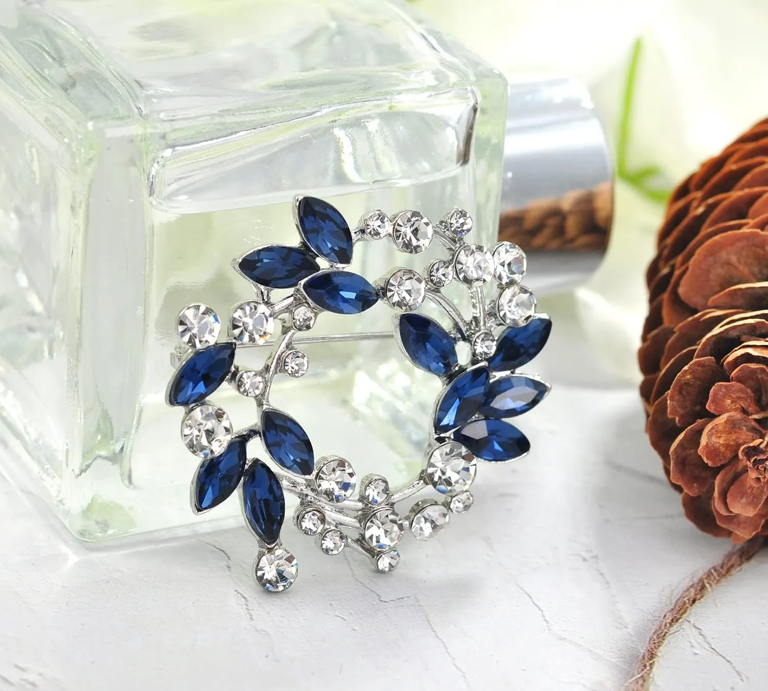 Gyn&Joy Clear Crystal Rhinestone Floral Wreath Pin Brooch BZ005