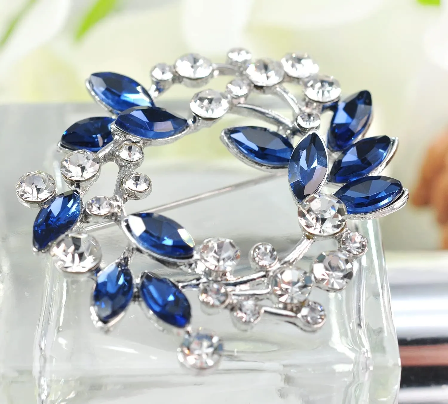 Gyn&Joy Clear Crystal Rhinestone Floral Wreath Pin Brooch BZ005