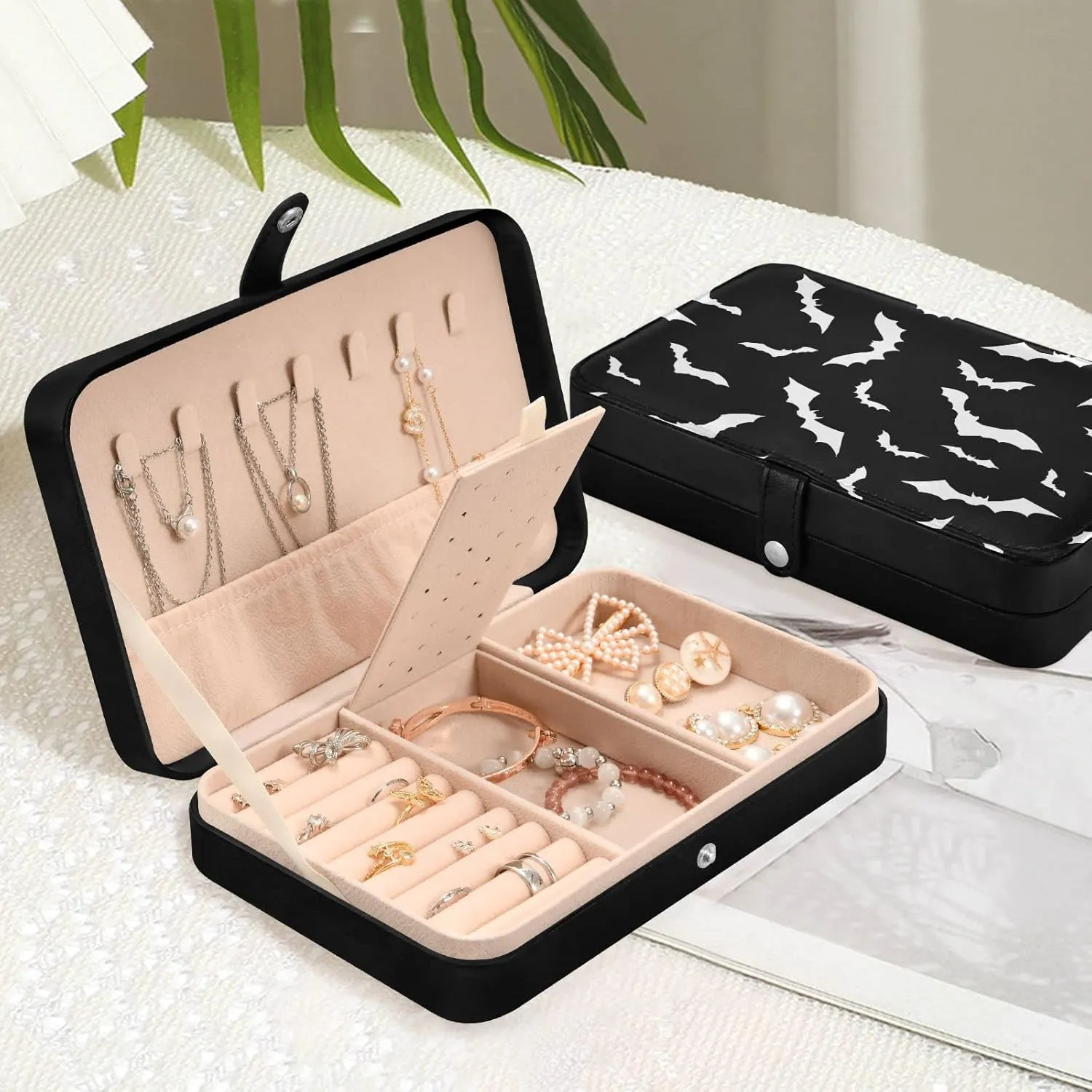 Halloween Bats Jewelry Box for Women Girls, PU Leather Jewelry Travel Organizer, Portable Small Jewelry Case, Personalized Jewelry Storage Holder for Ring Earrings Necklace Bracelet boxes