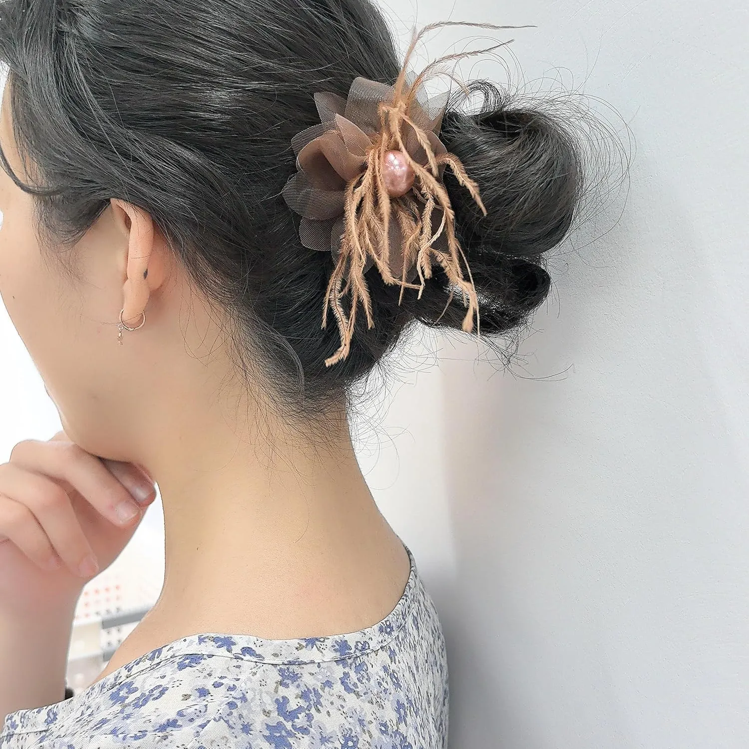 Lady Fascinator Feather Flower Brooch for Women Elegant Shell Pearl Mesh Blossom Hair Clip Wedding Corsage Lapel Pin Bridal Hairband Derby Hat Cocktail Party Costume Accessories (Brown)