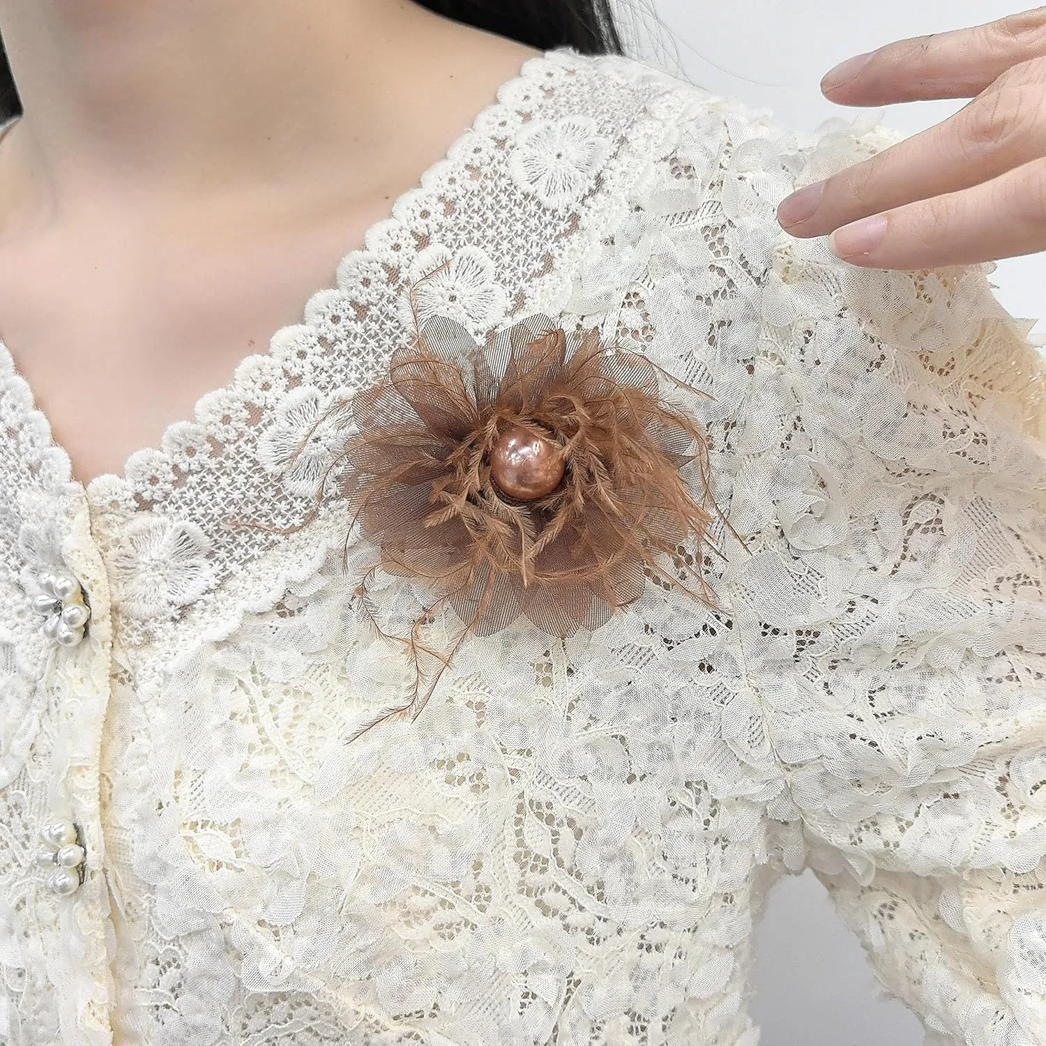 Lady Fascinator Feather Flower Brooch for Women Elegant Shell Pearl Mesh Blossom Hair Clip Wedding Corsage Lapel Pin Bridal Hairband Derby Hat Cocktail Party Costume Accessories (Brown)