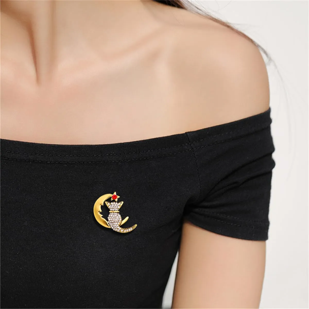 Rhinestone Cat Moon Brooch Pin for Women Gold Plated Fashion Crystal Kitten Star Celestial Crescent Brooches Lapel Pins Cute Dress Accessories Birthday Holiday Jewelry