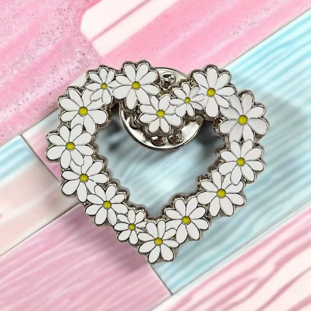 White Daisy Enamel Pins Cute Heart Shape Daisy Brooch Pins Badges Brooches Lapel Pins For Backpack Jacket Fashion Decoration Gifts for Friends